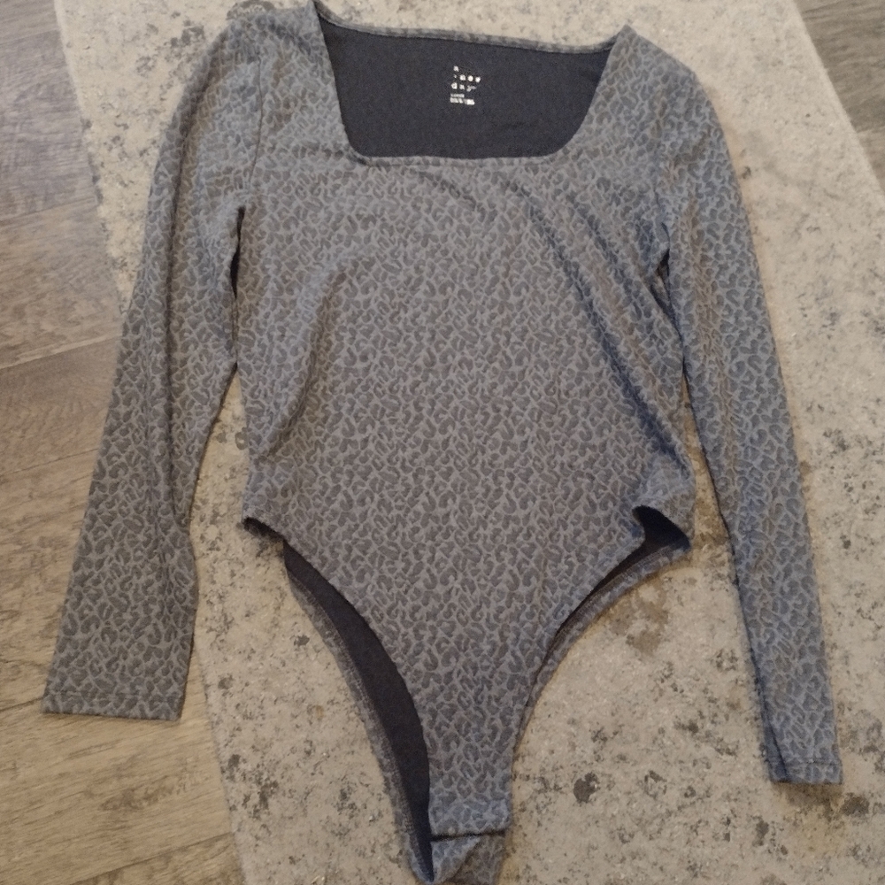 Women's Gray Leopard Print Long Sleeve Top